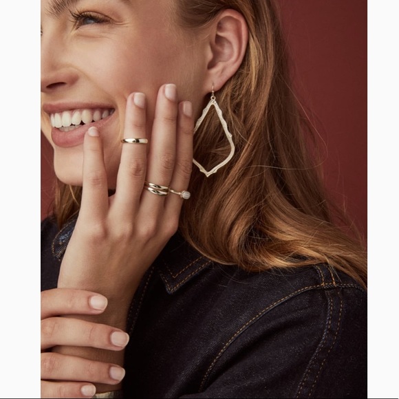 Kendra Scott Sophee earrings. Gold - Picture 4 of 6